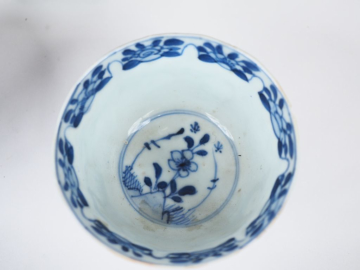 Deux tasses et une sous tasse en porcelaine de style extrême-orient à 