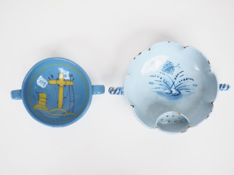 Vente aux enchères Bol à anses fin XIXème - début Xxème en faïence polychrome à décor des