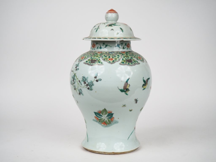 Chine XXème.  Potiche couverte en porcelaine et émaux style famille ve