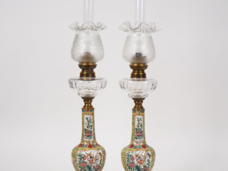 Vente aux enchères Chine vers 1900. Paire de vases bouteille en porcelaine et émaux de la