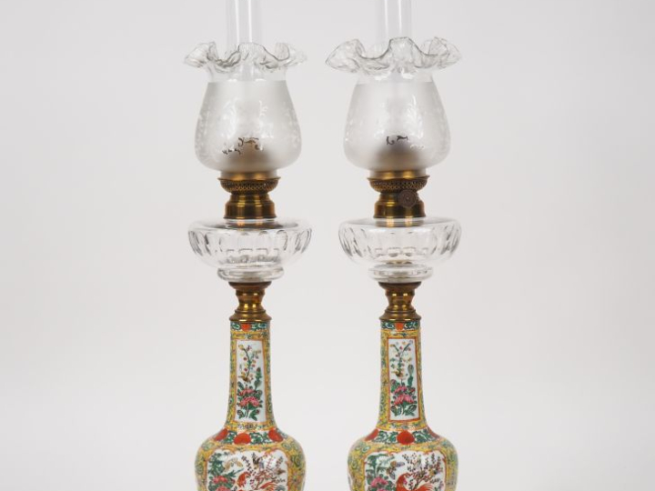 Chine vers 1900. Paire de vases bouteille en porcelaine et émaux de la