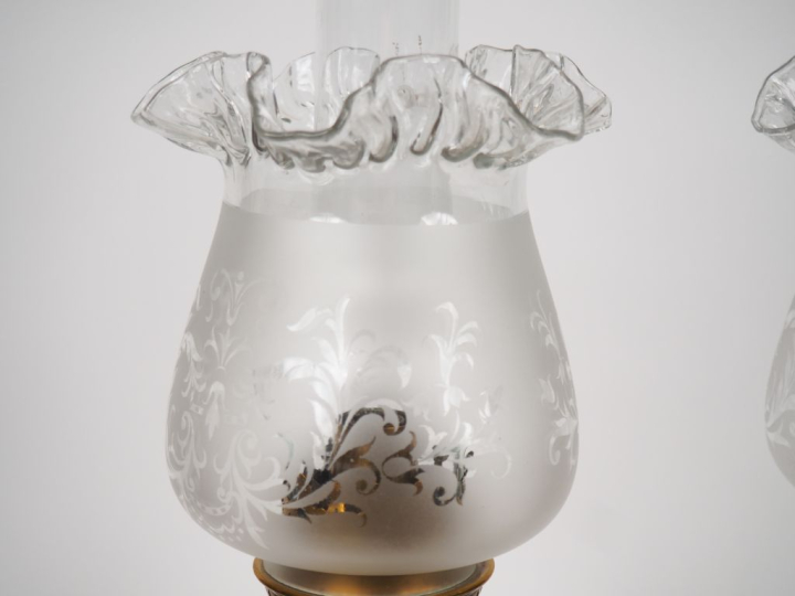 Chine vers 1900. Paire de vases bouteille en porcelaine et émaux de la