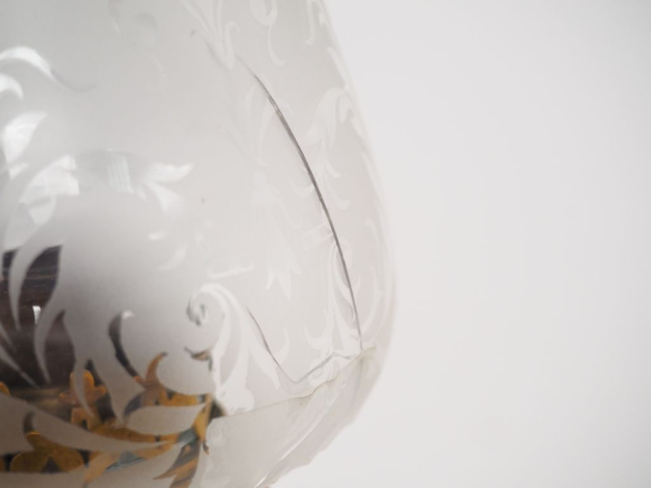 Chine vers 1900. Paire de vases bouteille en porcelaine et émaux de la