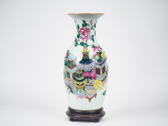 Vente aux enchères Chine XXème. Vase de forme balustre en porcelaine et émaux de style fa