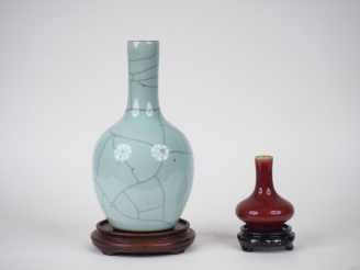Vente aux enchères Chine 1ère république. Lot comprenant : Vase bouteille en porcelaine c