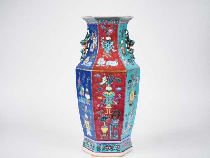 Chine vers 1950. Vase balustre hexagonal en porcelaine et émaux de sty