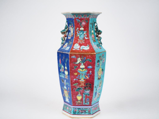 Vente aux enchères Chine vers 1950. Vase balustre hexagonal en porcelaine et émaux de sty