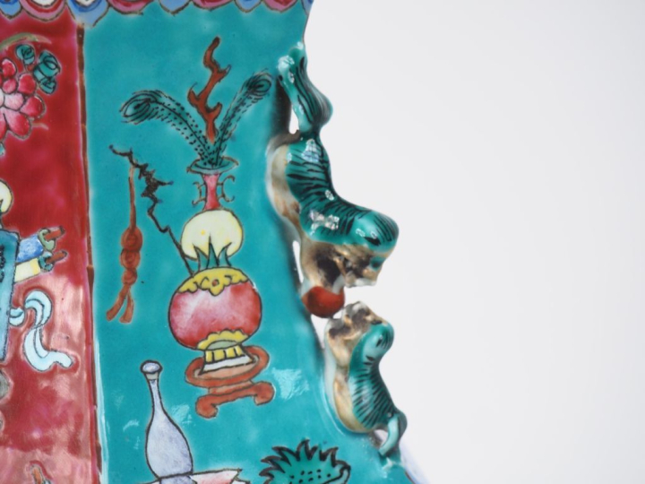 Chine vers 1950. Vase balustre hexagonal en porcelaine et émaux de sty