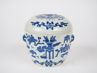 Vente aux enchères Chine XXème. Bouillon couvert en porcelaine blanche à décor émaillé bl