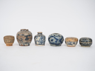 Vente aux enchères Epoque Qing. Ensemble de céramiques de Annam comprenant 3 pots à décor