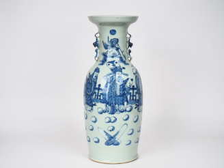 Vente aux enchères Chine première moitié du XXème. Grand vase balustre en porcelaine à dé