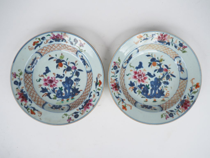 Chine XVIIIème époque Qianlong. Paire d'assiettes creuses en porcelain