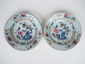 Vente aux enchères Chine XVIIIème époque Qianlong. Paire d'assiettes creuses en porcelain