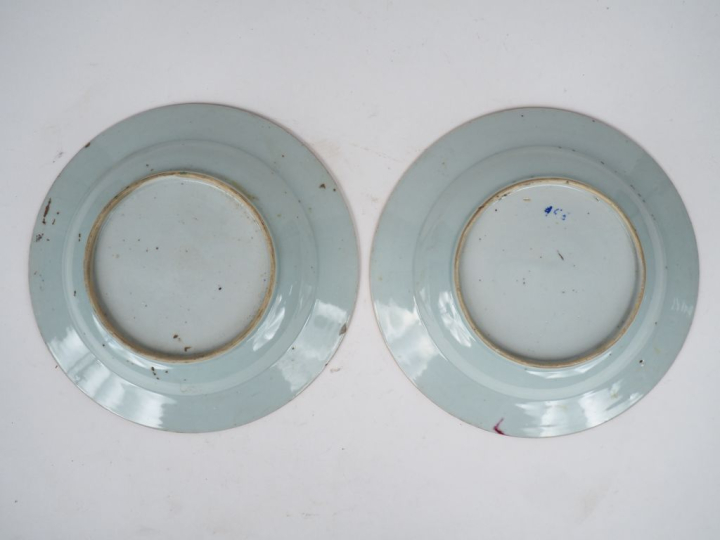 Chine XVIIIème époque Qianlong. Paire d'assiettes creuses en porcelain