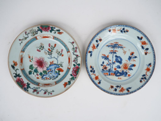 Vente aux enchères Chine XVIIIème période Qianlong. 1 assiette à décor "imari chinois" de