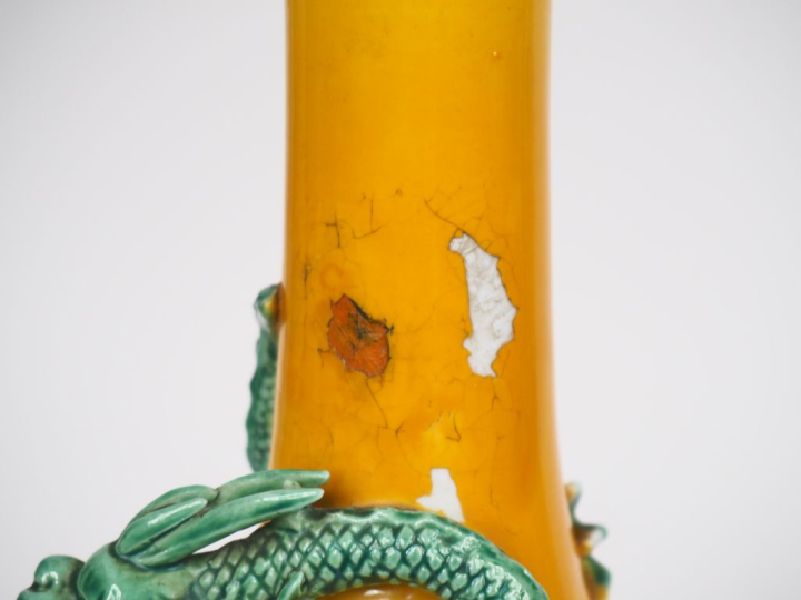 Chine XXème. Vase piriforme en porcelaine à décor d'un dragon en relie