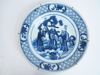 Vente aux enchères Chine vers 1880-1900.  Plat en porcelaine blanche à décor en bleu des 