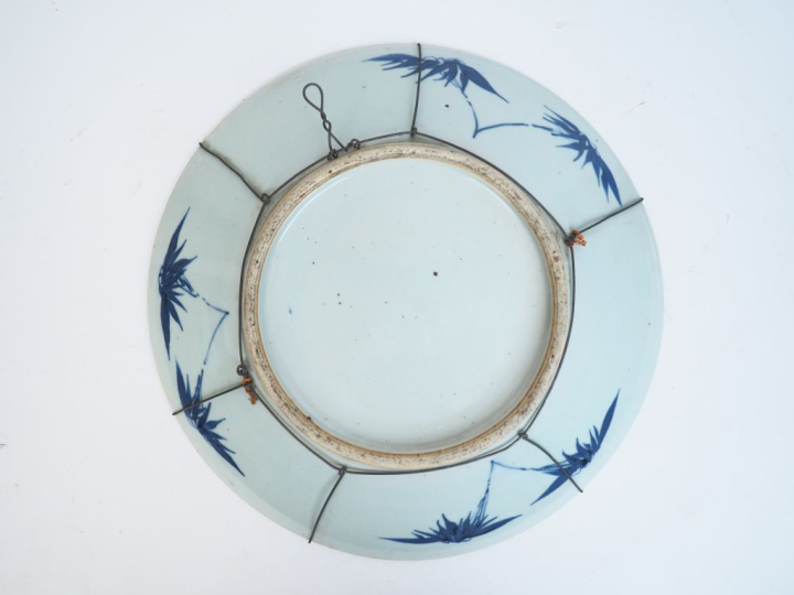 Chine vers 1880-1900.  Plat en porcelaine blanche à décor en bleu des 
