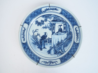 Vente aux enchères Chine vers 1880-1900  Plat en porcelaine blanche décor bleu en médaill