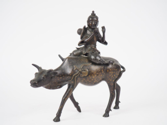 Vente aux enchères Chine XIXème. Brule parfum en bronze à patine brun clair représentant 