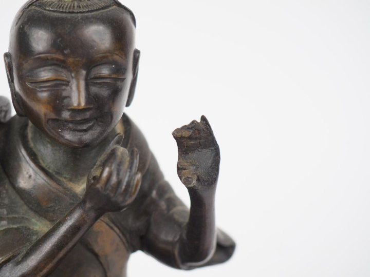 Chine XIXème. Brule parfum en bronze à patine brun clair représentant 