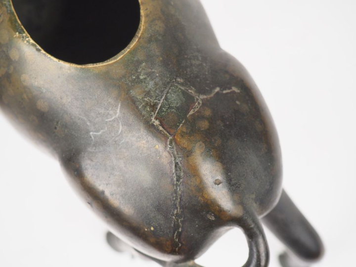 Chine XIXème. Brule parfum en bronze à patine brun clair représentant 