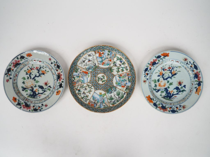 Chine.  Paire d'assiettes compagnie des Indes XVIIIème (fel et éclat) 