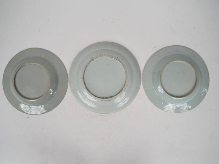 Chine.  Paire d'assiettes compagnie des Indes XVIIIème (fel et éclat) 