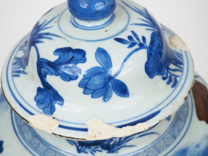 Chine période Qing.  Potiche couverte en porcelaine blanche à décor bl