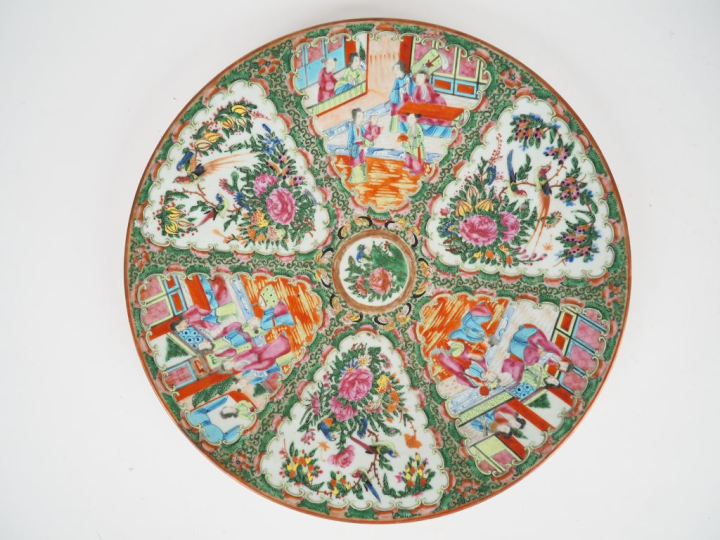 Chine vers 1900 Canton. Grand plat en porcelaine de Canton style famil