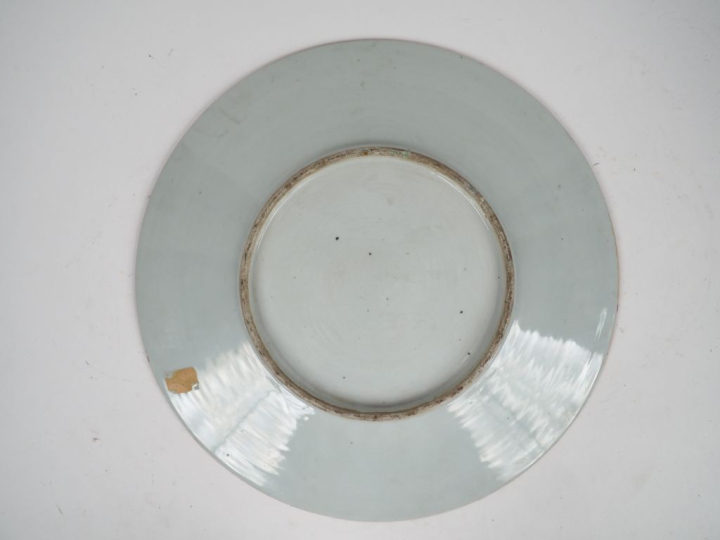 Chine vers 1900 Canton. Grand plat en porcelaine de Canton style famil