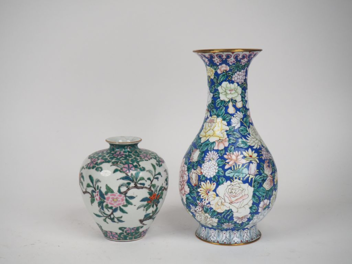 Chine XXème. Vase en émaux famille rose sur cuivre décor de pivoines. 