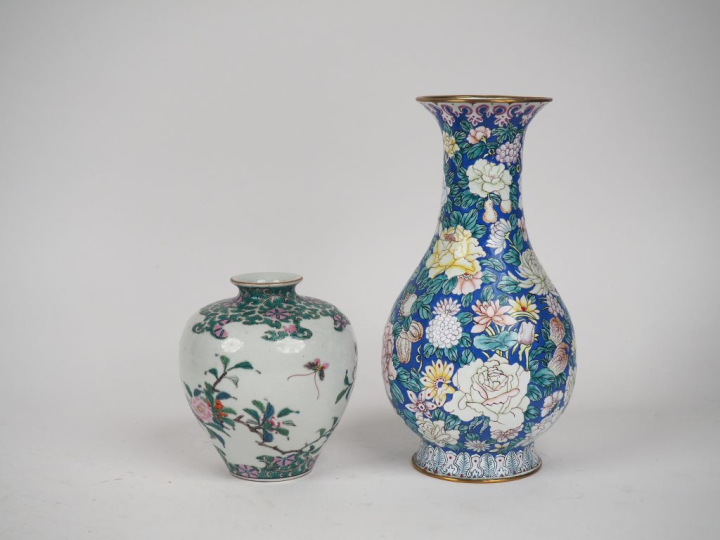 Chine XXème. Vase en émaux famille rose sur cuivre décor de pivoines. 