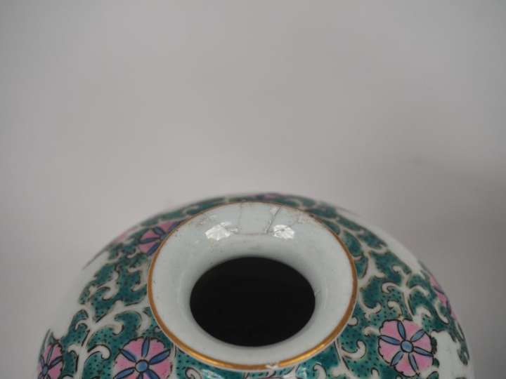 Chine XXème. Vase en émaux famille rose sur cuivre décor de pivoines. 
