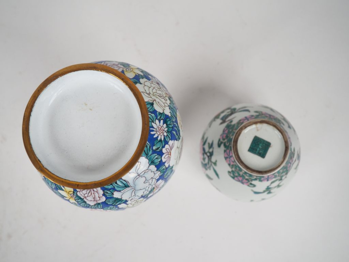 Chine XXème. Vase en émaux famille rose sur cuivre décor de pivoines. 