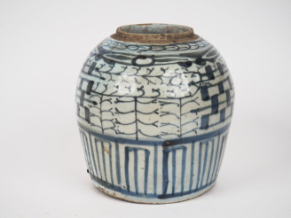 Vente aux enchères Chine vers 1900. Pot à gingembre en porcelaine décor de motifs stylisé