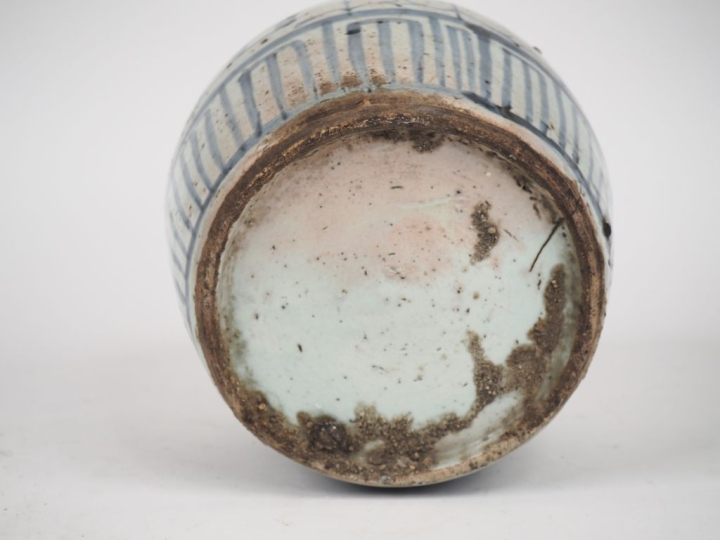 Chine vers 1900. Pot à gingembre en porcelaine décor de motifs stylisé