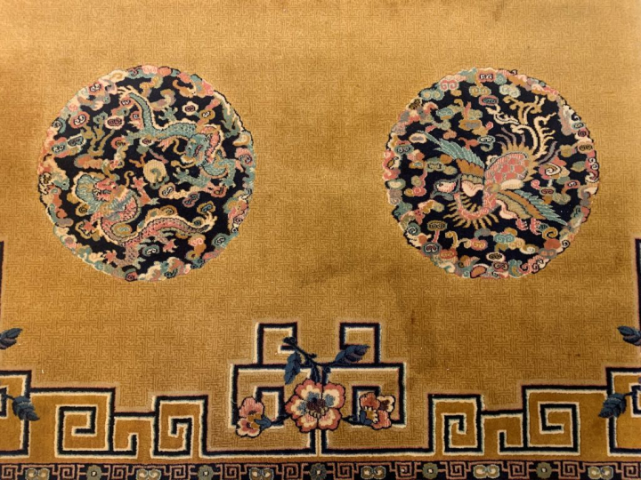Chine première moitié du XXème.  Grand tapis en laine finement décoré 