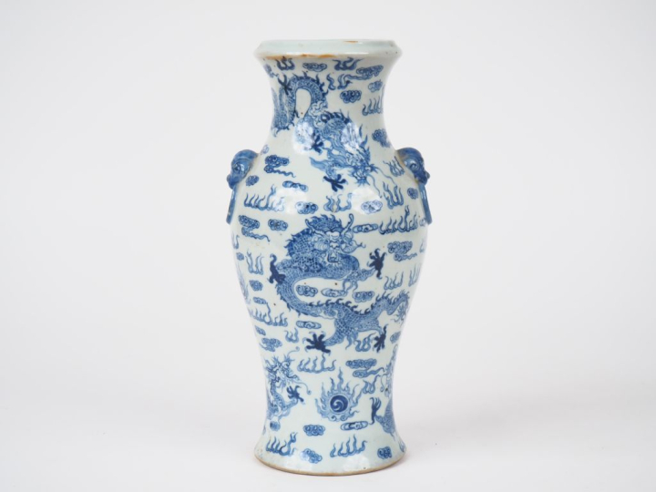 Indochine vers 1920. Vase balustre en porcelaine émail céladon finemen