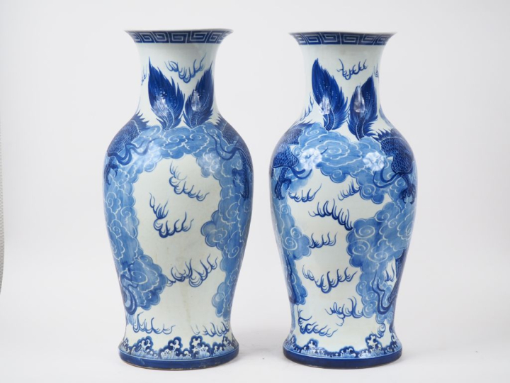 Vietnam deuxième moitié du XXème.  Paire de grands vases de forme balu