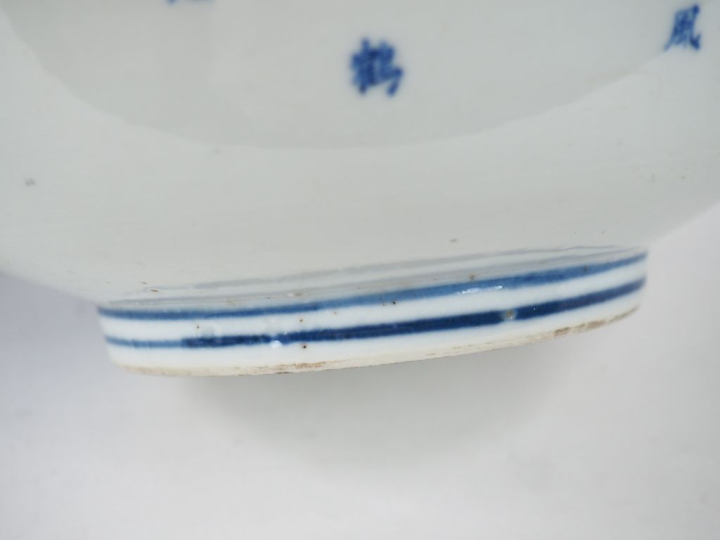 Indochine XIXème. Paire de coupes en porcelaine blanche à décor de deu