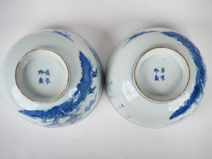Indochine XIXème. Paire de coupes en porcelaine blanche à décor de deu