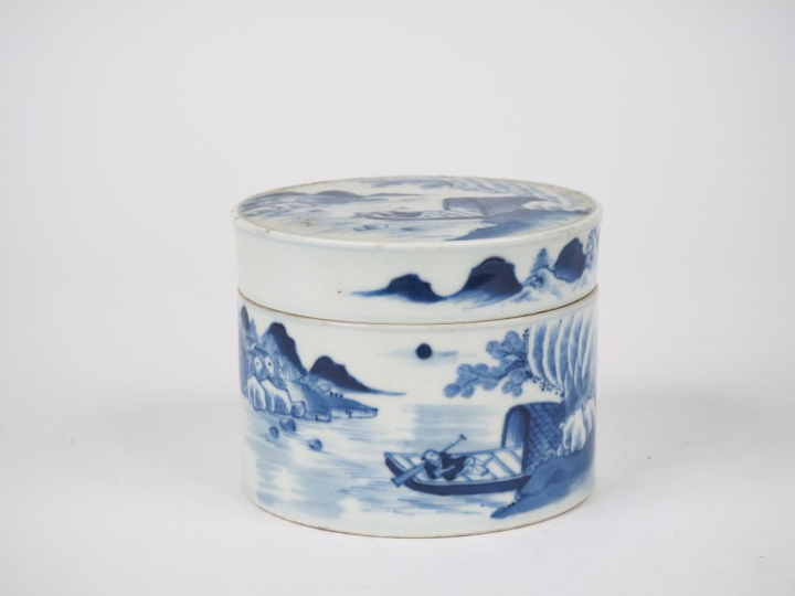 Indochine. Collection de Roushen. Boite couverte en porcelaine de Hué 