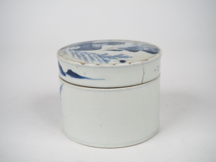 Indochine. Collection de Roushen. Boite couverte en porcelaine de Hué 
