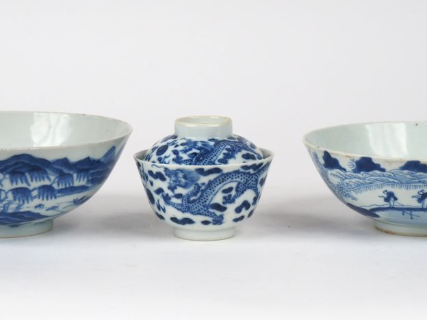 Indochine XIXème. Coupe en porcelaine de Hué à décor d'un lac et d'un 