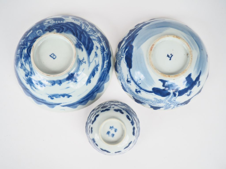 Indochine XIXème. Coupe en porcelaine de Hué à décor d'un lac et d'un 