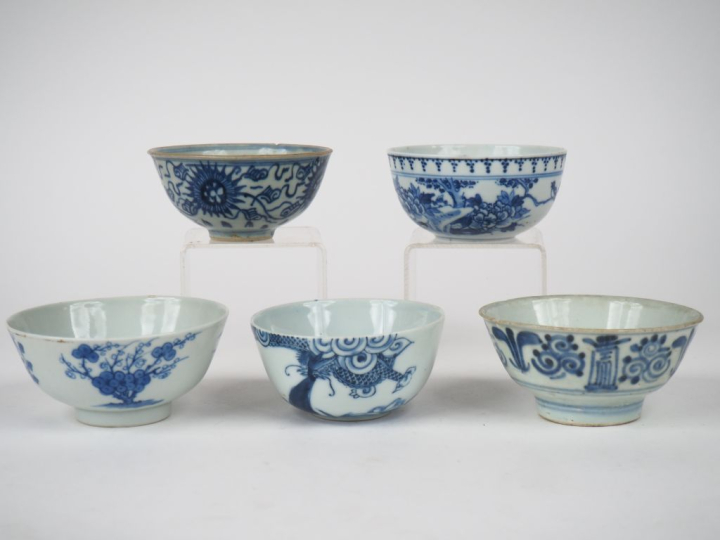 Indochine XIXème.  Lot de 5 coupes en porcelaine bleu blanc de Hué : l