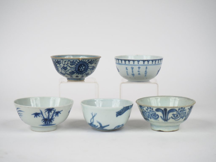 Indochine XIXème.  Lot de 5 coupes en porcelaine bleu blanc de Hué : l