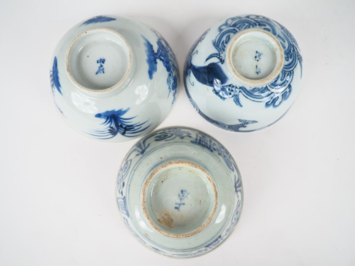Indochine XIXème.  Lot de 5 coupes en porcelaine bleu blanc de Hué : l