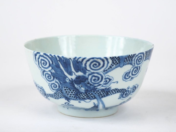 Indochine XIXème. Coupe en porcelaiene blanche décor bleu blanc de Hué